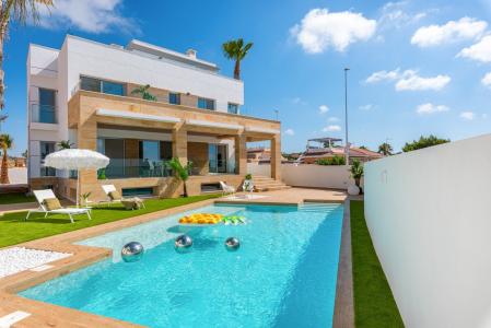 Villa de lujo de 4 dormitorios con piscina privada en Cuidad Quesada, 244 mt2, 4 habitaciones