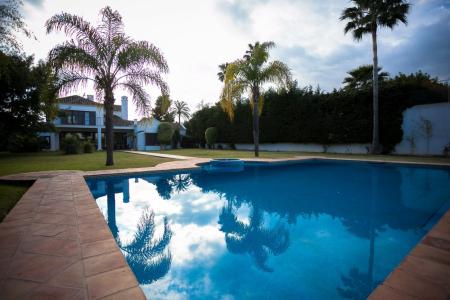 Estupenda Villa en Marbella. Lado playa. Gran jardin con pista de padel, 932 mt2, 6 habitaciones