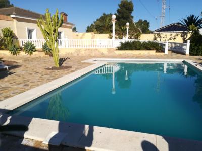 Bonita villa independiente con piscina privada todo en una planta 4 dormitorios, 260 mt2, 4 habitaciones