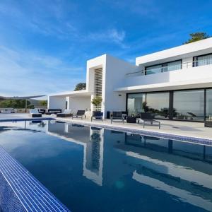 Impresionante villa al estilo minimalista con piscina infinity ET-0675-E, 100 mt2, 6 habitaciones