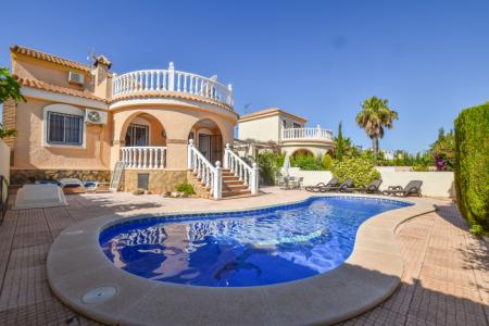 Villa en Gran Alacant con piscina y gran terraza, 150 mt2, 3 habitaciones
