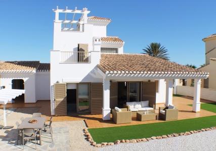 Villa a estrenar de 3 o 4 dormitorios con amplio jardín en un paraje único cerca del mar en La Manga, 154 mt2, 3 habitaciones