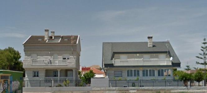 Dos grandes villas con vistas al mar en parcela de 800 metros cuadrados, 12 habitaciones