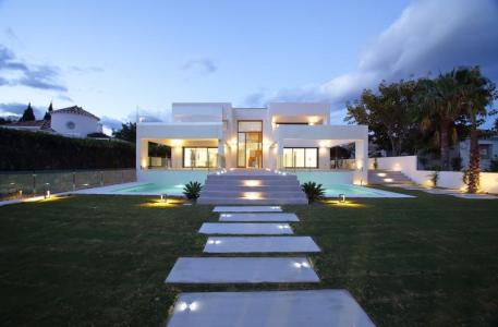 Villa de estilo moderno con 5 dormitorios ubicada en primera linea de golf en Guadalmina alta, 625 mt2, 5 habitaciones