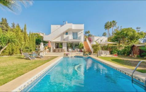 Hermosa villa de seis dormitorios con impresionantes vistas al golf y al mar. El Rosario/Marbella, 347 mt2, 6 habitaciones
