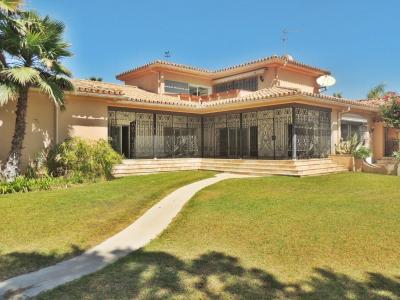 Villa en Guadalmina Baja, ubicación inmejorable., 670 mt2, 5 habitaciones