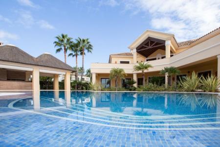 Villa en la playa Las Chapas, Marbella., 1254 mt2, 6 habitaciones