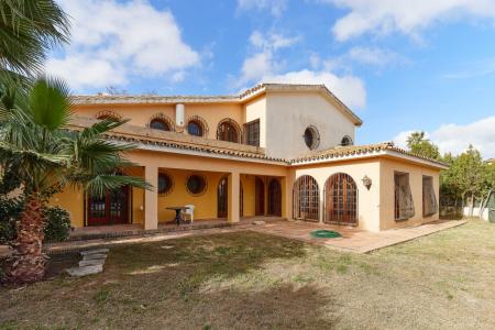 Villa de gran amplitud situada en Urbanizacion La Sierrezuela, 600 mt2, 6 habitaciones