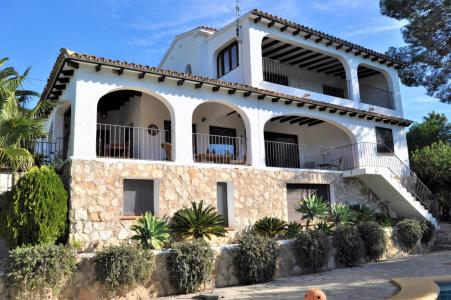 Villa modernizada con vistas al mar andando a El Portet en parcela grande, 290 mt2, 4 habitaciones