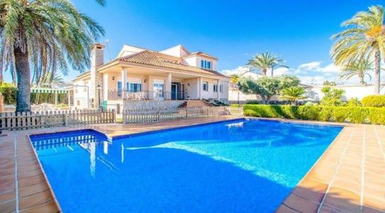 Villa en Mil Palmeras cerca de la playa con parcela 1000 m2!!!, 269 mt2, 4 habitaciones