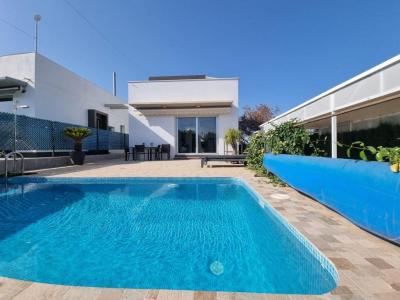 Villa en Orihuela Costa, de 4 dorm, con jardin,  solarium, piscina privada y gran aparcamento!!!, 120 mt2, 4 habitaciones