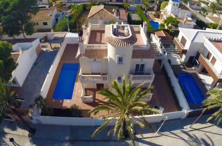 Villa de estilo mediterráneo junto al mar, 260 mt2, 4 habitaciones