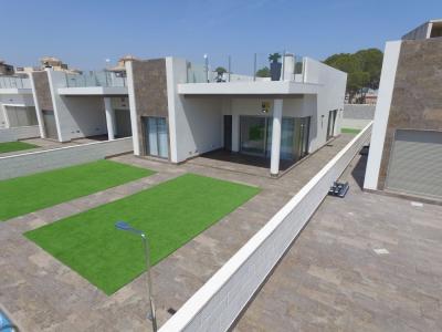 Villas independientes con amplio sótano, solarium y piscina privada en Orihuela Costa, 157 mt2, 3 habitaciones