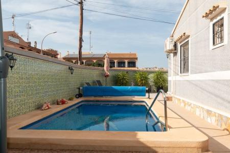 Chalet independiente en esquina con piscina, zona Orihuela Costa, 120 mt2, 3 habitaciones