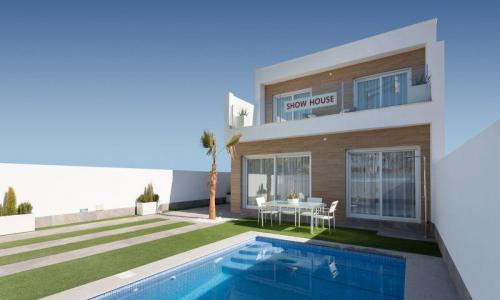 Villa independiente con piscina y jardín privado en Pilar de la Horadada, 111 mt2, 3 habitaciones
