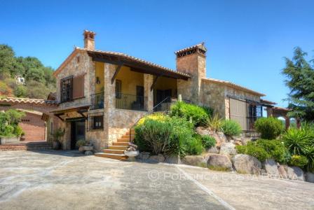 Grande casa de estilo rústico con mucha privacidad y bonitas vistas a 10 km de la Costa Brava., 4 habitaciones