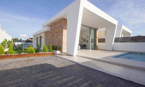 Villa independiente 3 dormitorios, 2 baños, solárium, piscina privada, parking en Torrevieja, 117 mt2, 3 habitaciones