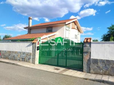 Residencia de tres plantas con piscina , choco, cochera, leñera y 2000m2 de parcela. Calefacción y A/A. Todo con materiales de primera calidad., 350 mt2, 5 habitaciones