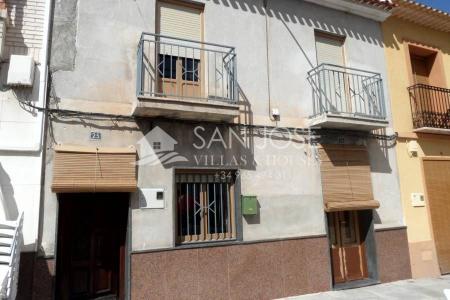 Dos casas unifamiliares unidas por la terraza, en el centro de Hondón de las Nieves, 190 mt2, 6 habitaciones