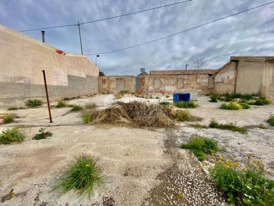 VENTA DE PARCELA EN NOVELDA EN EL BARRIO DE LA ESTACIÓN DE GRANDES DIMENSIONES