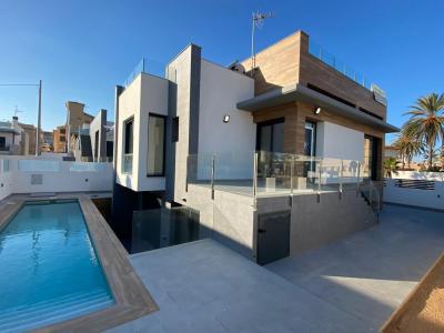 FANTASTICA VILLA MEDITERRANEA A 60 m DE LA PLAYA Y CON VISTAS AL MAR!!!, 310 mt2, 4 habitaciones