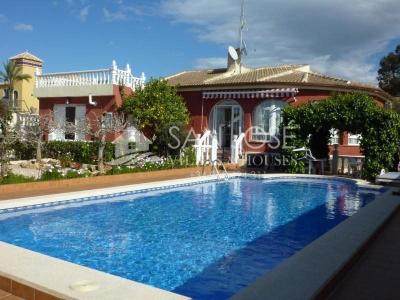 SE VENDE CHALET CON PISCINA PRIVADA EN LA SIESTA TORREVIEJA, 280 mt2, 3 habitaciones