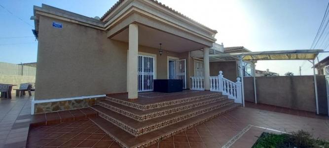 Villa en Torrevieja zona Chaparral- San luis con 400 metros cuadrados de parcela., 6 habitaciones
