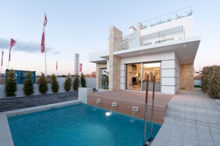 Villa independiente de estilo moderno con piscina y cercana al mar, 136 mt2, 3 habitaciones