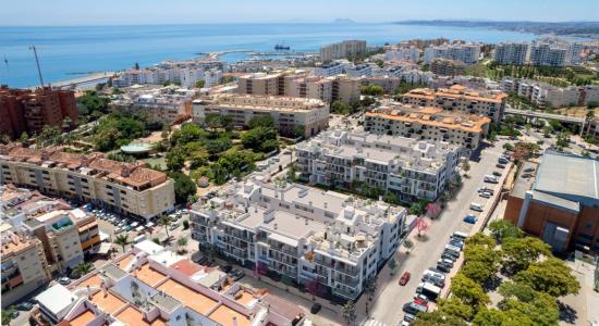 OPORTUNIDAD DE APARTAMENTO CÉNTRICO EN ESTEPONA DE OBRA NUEVA, 115 mt2, 2 habitaciones