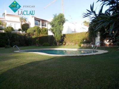 Precioso Chalet con vistas al mar, en la urbanización Vallpineda con  gran jardín, piscina y porche, 280 mt2, 4 habitaciones