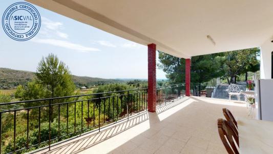 Te ofrecemos este chalet independiente en el término de Chiva, rodeado de naturaleza y cerca de Vale, 134 mt2, 4 habitaciones