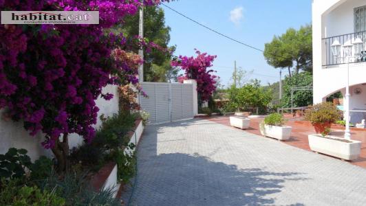 CASA EN VENTA EN CANYELLES, URB. LES PALMERES CON AMPLIO JARDÍN, 95 mt2, 3 habitaciones