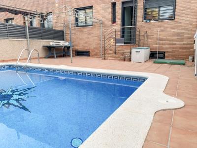 Fantástica casa con piscina propia, terrazas y amplio garaje en Cunit Parc, 249 mt2, 5 habitaciones