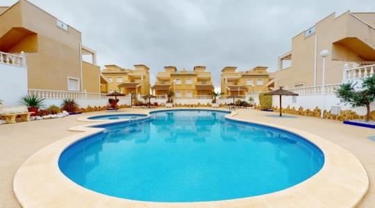 ECONÓMICA!! Villa adosada en urbanización con piscina, cerca de Campos de golf!, 139 mt2, 2 habitaciones