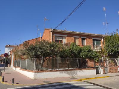 CASA CON PATIO, TERRAZA Y COCHERA PROPIA, 3 habitaciones