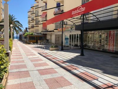 Local comercial reformado y montado como cafetería/ bar de copas a 20 m de paseo marítimo de Levante, 65 mt2