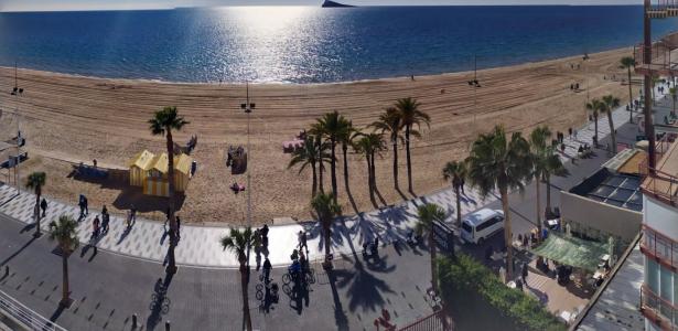Amplio apartamento en 1 Linea Levante con vistas maravillosas al mar y playas de Benidorm., 119 mt2, 2 habitaciones