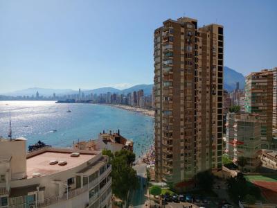 Apartamento con 2 dormitorios, amplia  terraza con vistas al mar, a un paso de playa Levante., 75 mt2, 2 habitaciones