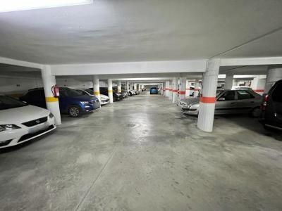 Parking comunitario de 77 plazas en venta en zona Eixample, 1756 mt2