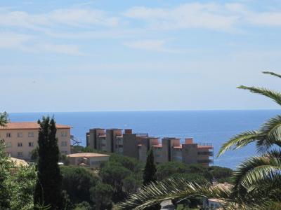 Parcela para construir una vivienda unifamiliar con vistas al mar y a la montaña.