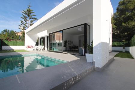 Villa independiente de obra nueva con piscina privada en parcela de 300 m2, 101 mt2, 3 habitaciones