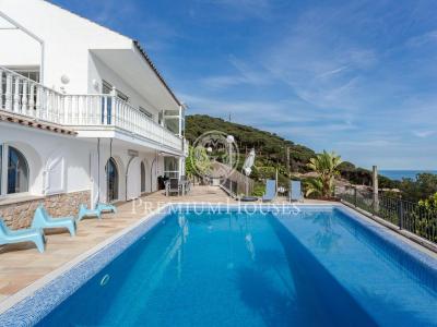 Casa en venta con piscina y panorámicas vistas al mar en Cabrils, 600 mt2, 5 habitaciones