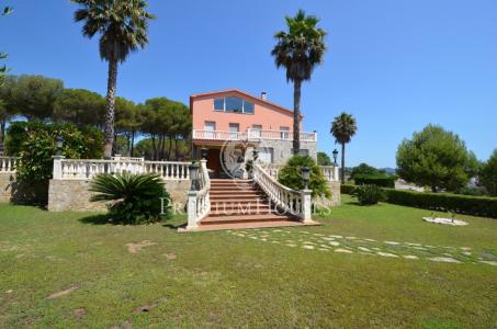 Casa en venta con gran parcela frente al mar en Canet de Mar, 565 mt2, 4 habitaciones