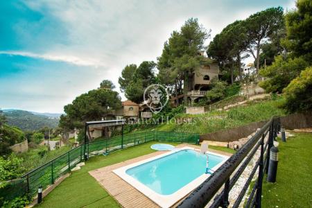 Casa en venta con piscina, jardín y vistas en Sant Cebrià de Vallalta, 166 mt2, 4 habitaciones