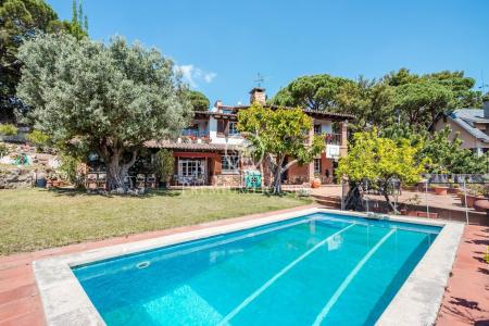 Casa en venta con piscina en Vilasar de Dalt, 400 mt2, 6 habitaciones