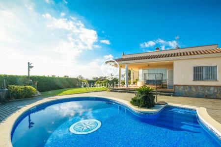 Casa en venta con piscina y vistas panorámicas en Santa Susanna, 350 mt2, 3 habitaciones