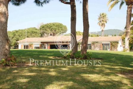 Casa en venta rodeada de naturaleza en Sant Vicenç de Montalt, 300 mt2, 4 habitaciones