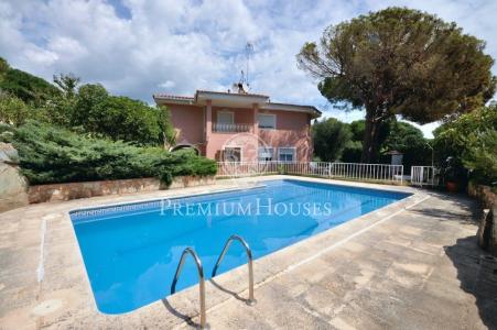 Casa céntrica en venta con terreno y piscina en Sant Andreu de Llavaneres, 350 mt2, 6 habitaciones