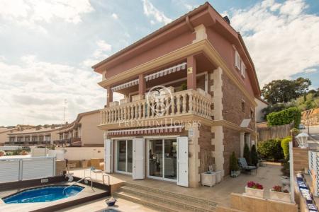 Casa esquinera en venta a dos pasos del mar en Sant Vicenç de Montalt, 325 mt2, 5 habitaciones