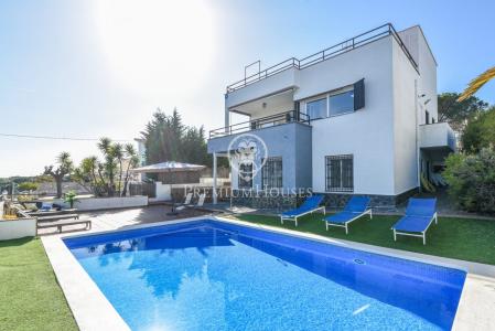Casa en venta con fantásticas vistas y piscina en Sant Pol de Mar, 247 mt2, 6 habitaciones